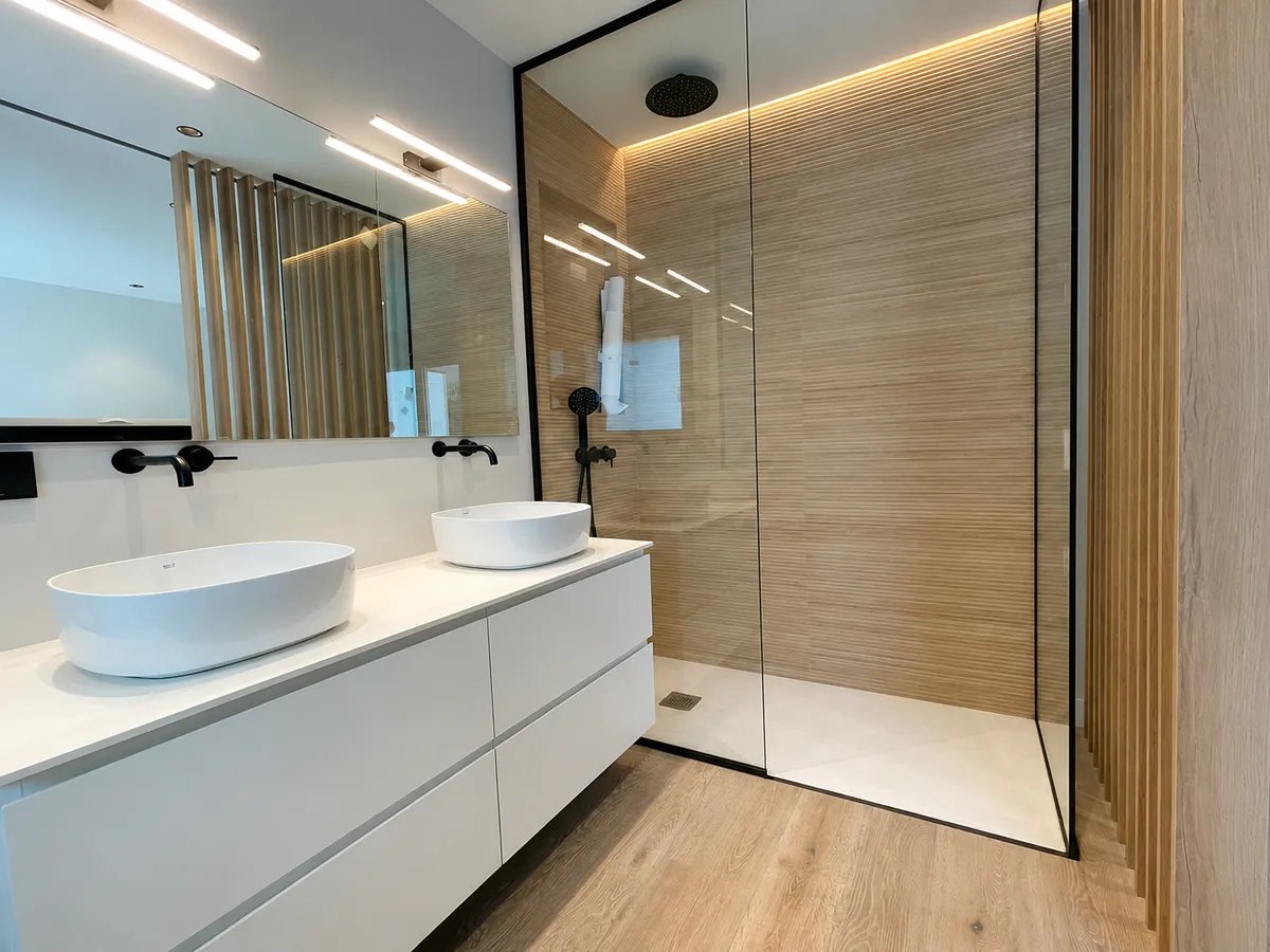 Cambio de banera por ducha en Valencia con mampara de cristal y diseno funcional